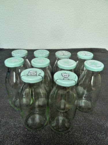 Leere glasflaschen mit - 10,